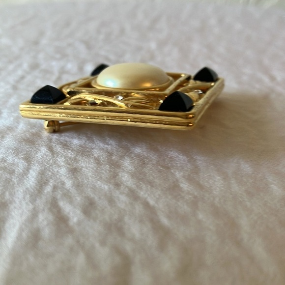 Monet: Vintage Art Deco 1.5" Faux Pearl/Black Cab Crystal Brooch - Picture 8 of 14